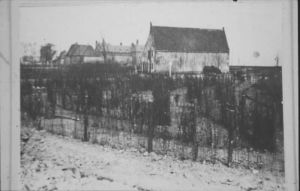 1938
Op voorgrond het 'doolhof' in het Emmapark. Daar achter het Admiraliteitsgebouw, gesloopt 1961
