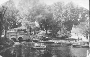 1920
De 'Ballenbrug' kwam uit op de Hoogesteeg. 
