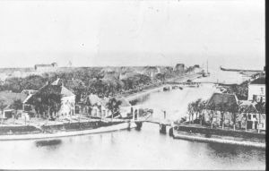 1905
Links Logement Uitspanning "Het Wapen van Medemblik" Rechts Hoogesteeg met caf? De Hoop.
