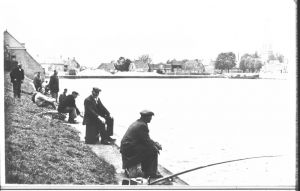1950
Pati?nten van het PZ aan het vissen in de Westerhaven. Op achtergrond de Turfhoek
