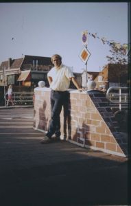 1989
Jan Struik bij de nagemaakte "Ballenbrug" 700 jaar stadsfeesten 1989

