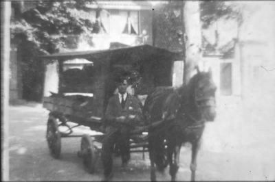 1934. Willem Arends, de groentenboer uit het Bagijnhof
Willem Arends aan het venten op het Achterom
